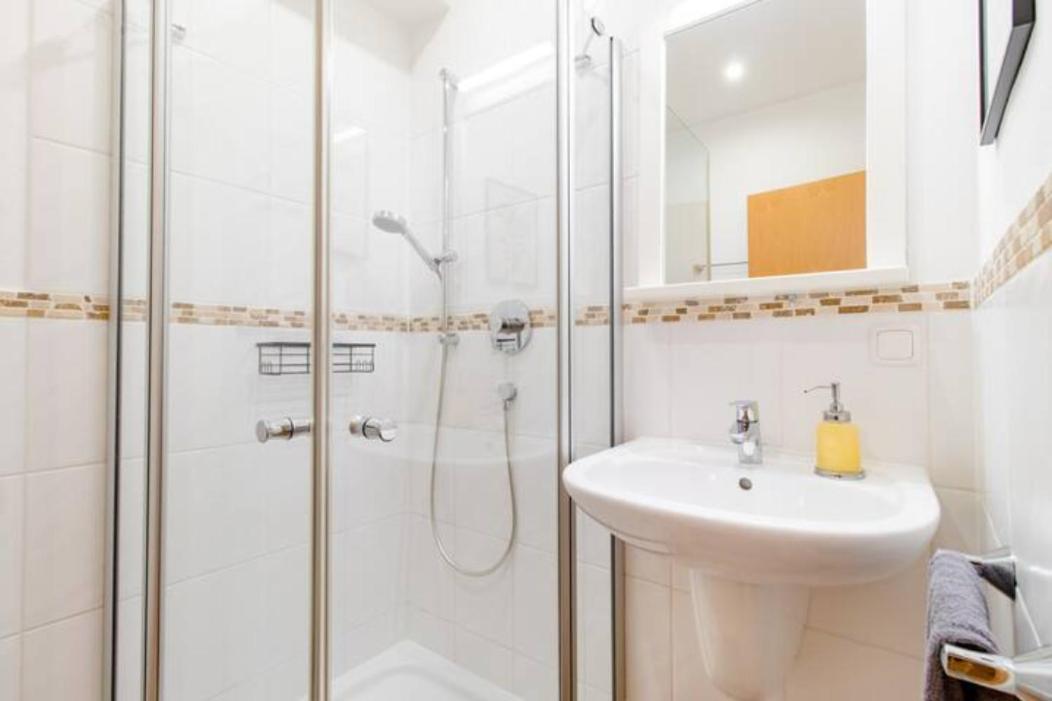 Apartment Modernes Doppelzimmer Mit Bad & Ac In Goldscheuer - 1a