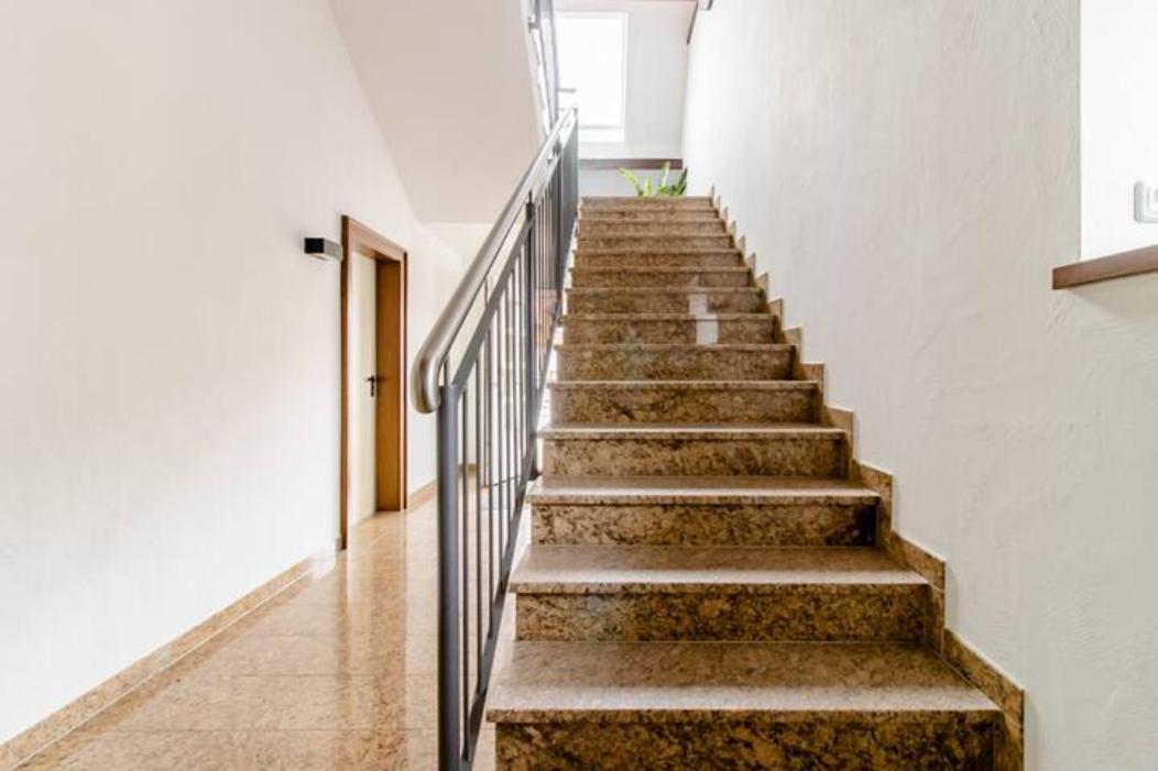 Apartment Modernes Doppelzimmer Mit Bad & Ac In Goldscheuer - 1a